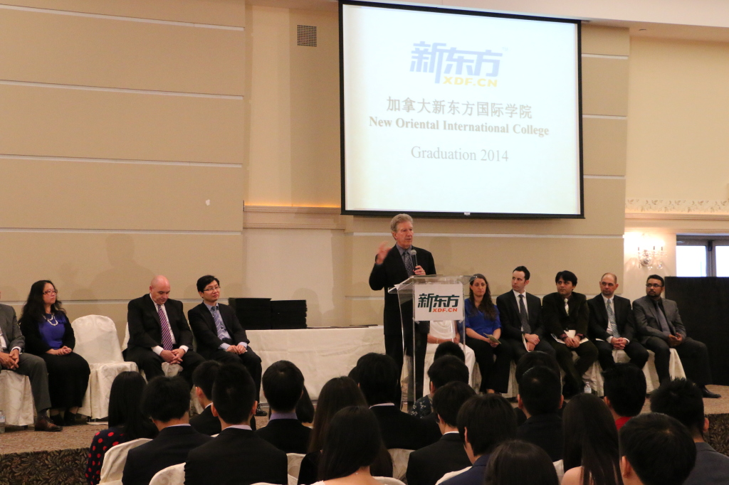 Jeff_Beard_presenting_at_the_NewOriental_graduation_ceremony